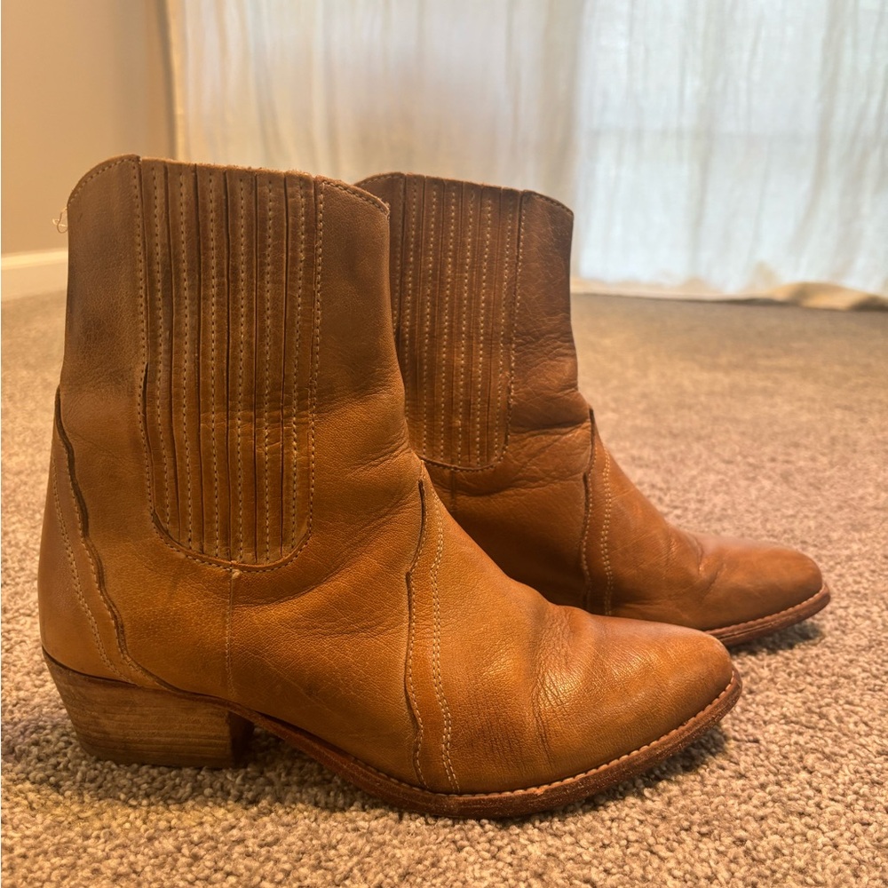 Free People New Frontier Western Chelsea Boots Camel Leather Size 39 / 9